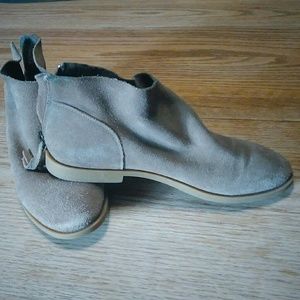 Women's tan, suede boot shoe size 9